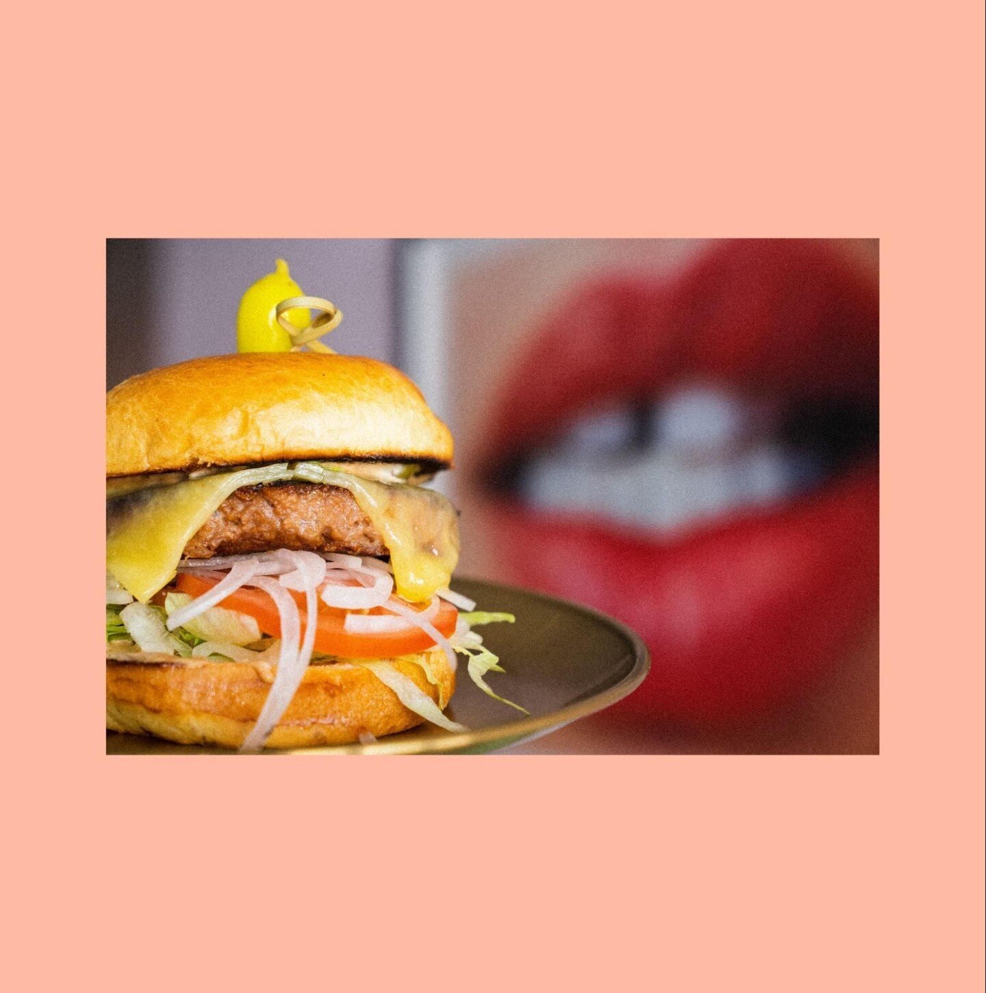 Our mouths are watering! 🤤
Made with two juicy smashed beef patties and topped with gooey American cheese, house pickled onions, seasoned tomato, crisp iceberg lettuce, tangy pickles, and our signature sauce, this burger is a flavor explosion in ev