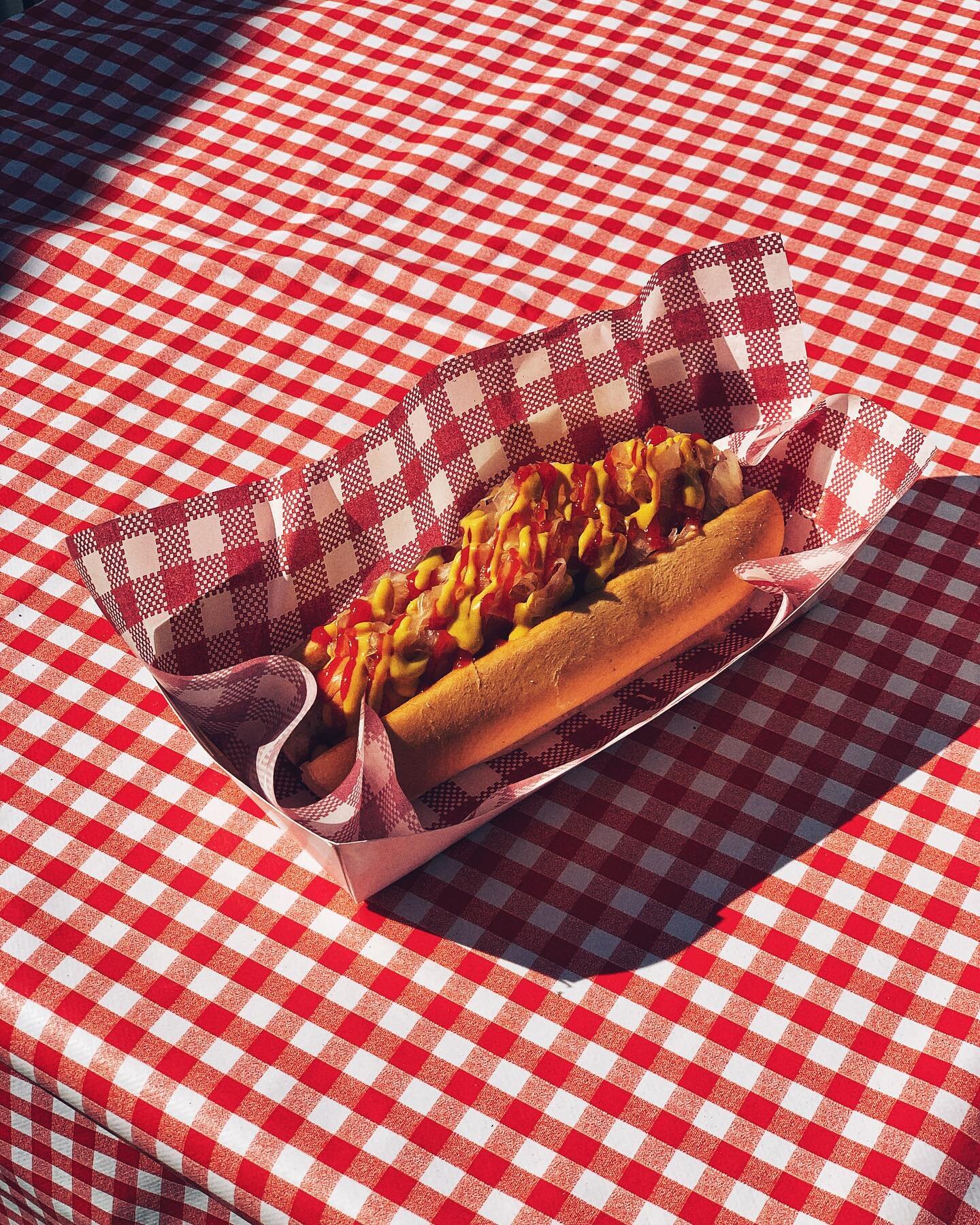 Hot Dogs 🌭 Get ready to jam with your taste buds and satisfy those late-night cravings. It's a festival feast you won't wanna miss! 🎸
.
.
.
.
.
#goldcoast #destinationgoldcoast #cocktails #bluesonbroadbeach #bluesmusic #marilyns #marilynsgc #maril